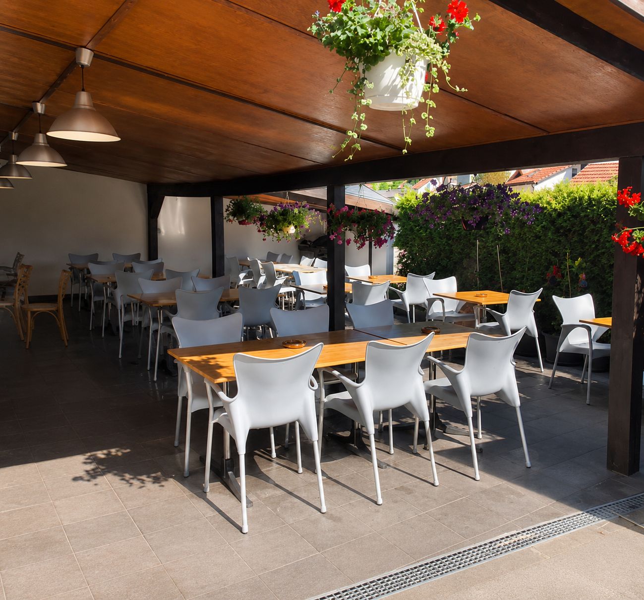 La terrasse arrière de Dalla Nonna, avec four à pizza